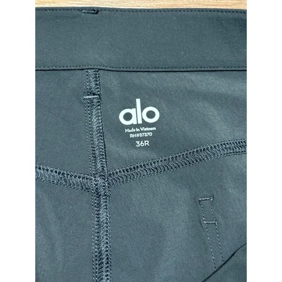 Alo Yoga Men's Day and Night Pants Charcoal Grey Performance Sz 36x30 - Picture 4 of 10